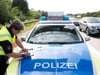 Eine Polizistin der Autobahnpolizei füllt einen Unfallbogen aus. Foto: Julian Stratenschulte/Archiv