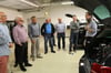  Ein Kofferraum voller Technik: Ralf Ihrig, Marketingchef von Cmore (rechts), erklärt den Besuchern die Messtechnik.