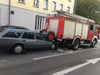 Sonne steht tief: Auto kracht gegen Feuerwehrwagen