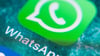 Das Logo von WhatsApp ist auf einem Handy-Display zu sehen. Foto: Fabian Sommer/Archivbild