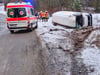  Totalschaden: Ein Transporter ist auf der Straße zwischen Engelhardsweiler und Adelmannsfelden im Graben gelandet.