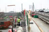 Arbeiter nehmen derzeit defekte Betonteile von der Ludwig-Erhard-Brücke ab und montieren provisorische Schutz-Verschalungen.  Foto: Kaya