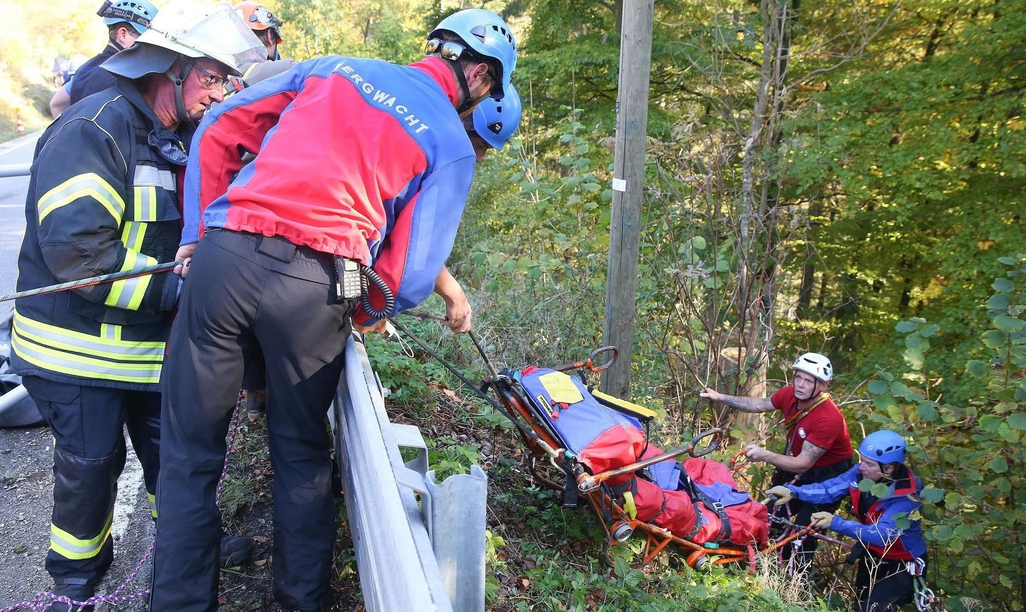 Motorradfahrer Stürzt 100 Meter In Die Tiefe