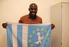  Der 40-jährige Paul Nillong breitet stolz die Flagge Ambazoniens aus.