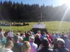  Bei herrlichem Wetter feierten die 250 Besucher mit Pfarrer Walker Caxile die Bergmesse oberhalb der Sorgalpe.