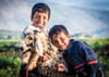 Syrien: Jungen mit ihrem Schaf im Orontes-Tal, nahe der antiken Stadt Apamea.