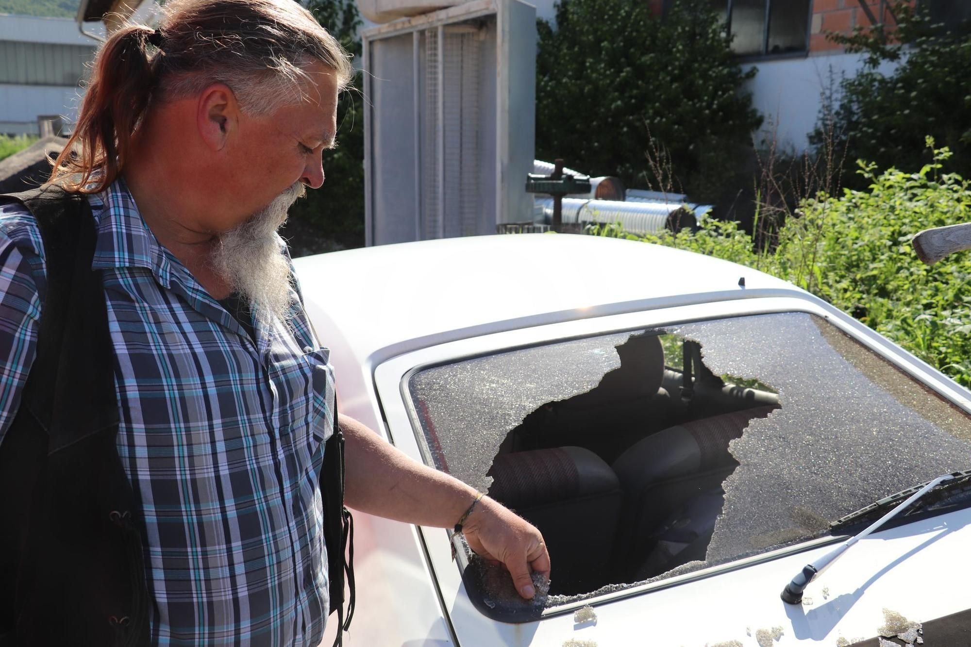 Auto und Fensterscheiben zerschlagen und Sandstrahler mit Radlader zerstört