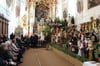  Kulturamtsleiter Christian Schedler erklärt den Teilnehmern die imposante barocke Großkrippe in der Jesuitenkirchen in Mindelheim.
