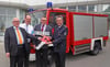 
Unternehmenschef Thomas Handtmann (v. l.) und Geschäftsführer Jörg Hochhausen übergeben das Feuerwehrfahrzeug an Oberbürgermeister Norbert Zeidler und Feuerwehrkommandant Florian Retsch.
