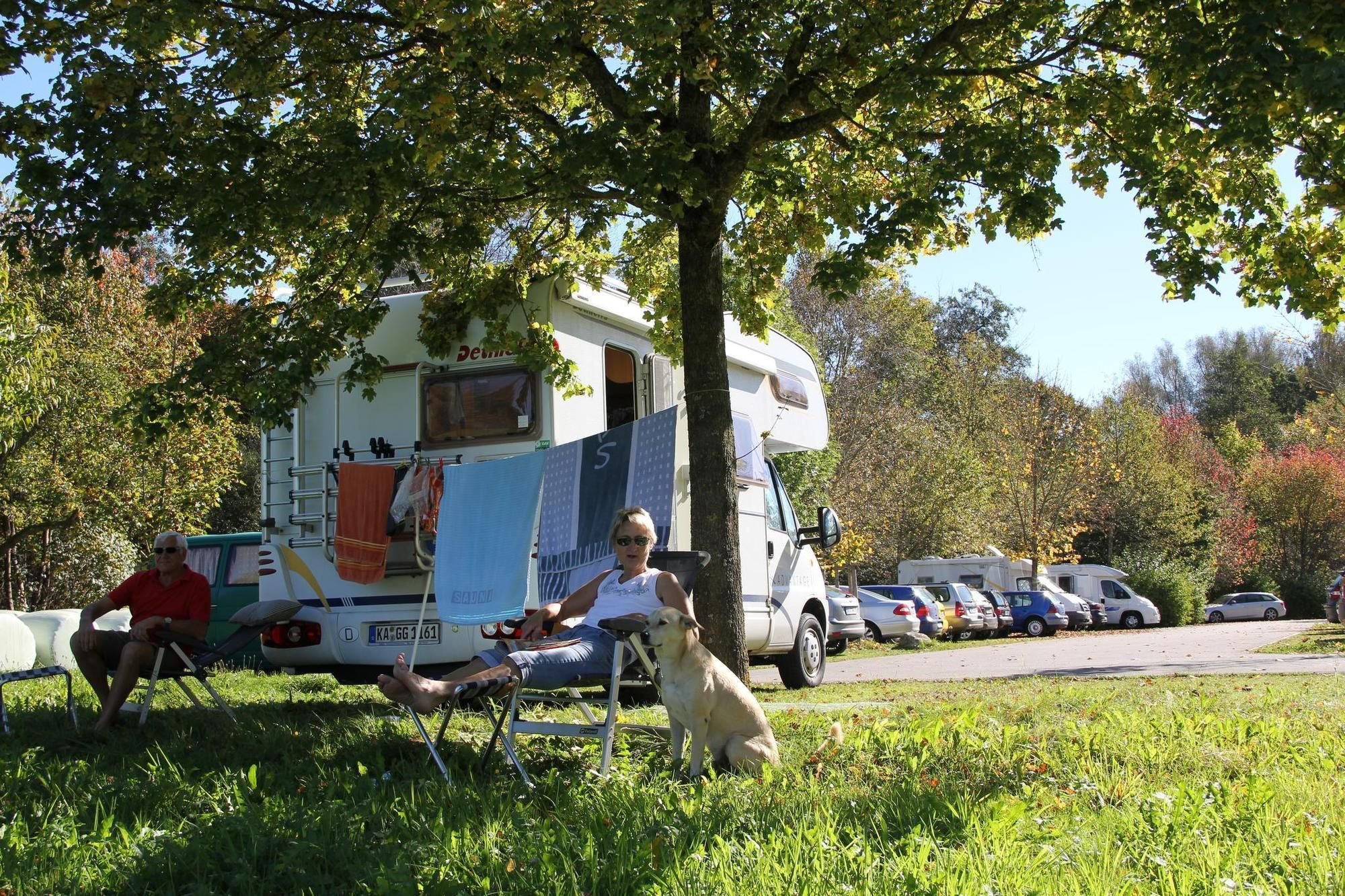 Wohnmobilisten nutzen den Parkplatz der Waldsee-Therme