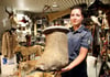 Ein Blick in die „Kammer des Schreckens“: Daniela Huber vom Hauptzollamt München mit einem konfiszierten Elefantenfuß-Hocker.