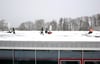  In luftiger Höhe befreiten die Helfer von Feuerwehr und städtischem Baubetriebshof am Freitag das große Flachdach der Waldseer Gymnasiumturnhalle von einem guten halben Meter Schnee.