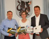  Die neue Image-Broschüre der Gemeinde Wurmlingen ist im Gemeinderat von Bürgermeister Klaus Schellenberg (rechts) und den Autoren Anna Ahrens und Peter Wolf vorgestellt worden.