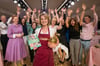 Glückliche Gewinnerin: Susanne Breyer bekommt eines goldenen Cupcake, ein Kochbuch und 10 000 Euro.