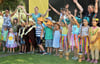  Die Kinder der Tagesstätte tragen beim Kindergartenfest Lieder vor den zahlreichen Gästen vor.