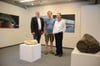 Clemens Ottnad, Uli Gsell und Andrea Eitel (von links) eröffnen die Ausstellung “in situ” in der Galerie im Torhaus.