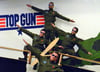 Männerballett posiert in engen Pilotenanzügen aus „Top Gun“ – und ohne