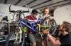 Die Studenten Lara Kroesen und Wolf-Michael Dieter haben Spaß beim Räder reparieren.