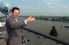 Der damalige Bundesaußenminister Klaus Kinkel (FDP) zeigt auf dem Dach des Auswärtigen Amtes auf den Rhein.