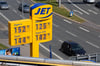 Jet-Tankstelle am Limbecker Platz vor wenigen Tagen in Essen: Seit Jahresbeginn ist der Benzinpreis um 15 Prozent gestiegen.