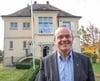 Pfarrer Reinhard Hangst steht in Laimnau vor dem Haus mit Pfarrbüro und Wohnung. Im Sommer 2019 wechselt er nach 18 Jahren im Argental in die Seelsorgeeinheit Ailingen-Ettenkirch-Oberteuringen.