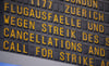 Eine Anzeige weist am Flughafen Stuttgart auf Flugausfälle wegen eines Streiks hin: An den Airports Köln/Bonn, Düsseldorf und Stuttgart begann ein ganztägiger Warnstreik des Sicherheitspersonals.