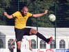 Dominik Maus vom FC Gutmadingen nimmt den Ball im Spiel gegen den FC 08 Villingen II akrobatisch an.