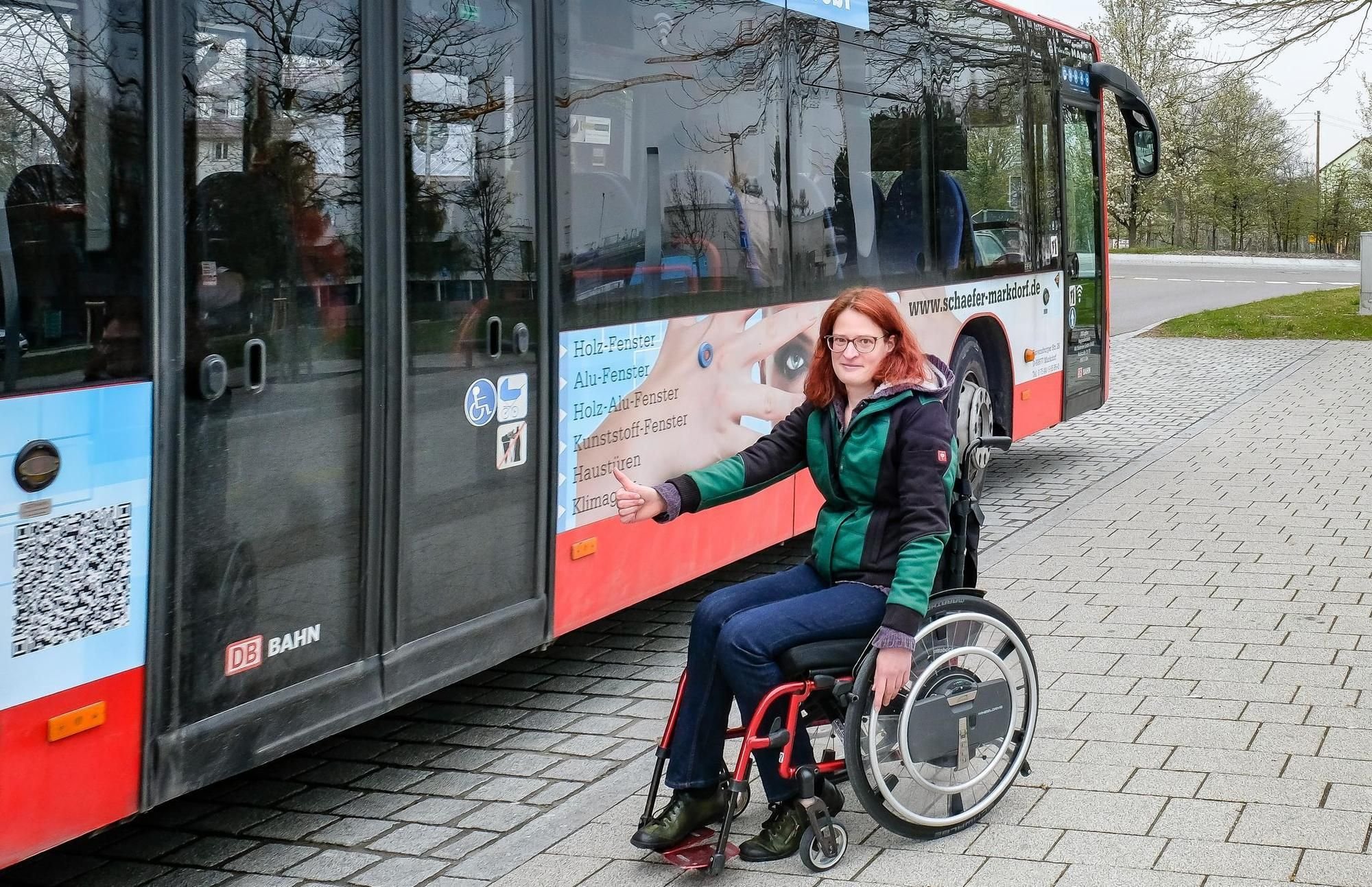 Keine Einstiegshilfe: Rollstuhlfahrerin ärgert sich über Bus und Bahn