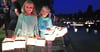 Die sechsjährigen Mädchen Marlene (links) und Alina sammelten die ans Ufer getriebenen Lichttüten auf und setzten sie an der gegenüberliegenden Stelle des Freibades wieder ein.