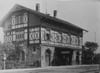 1869 wurde die Eisenbahnstrecke zwischen Aulendorf und Mengen in Betrieb genommen. Der letzte Zug hielt 1983 am Bahnhof in Scheer. Heute ist das Gebäude das Hotel Donaublick.