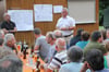  Der Ingenieur Winfried Eberhard (l.) und Bürgermeister Jürgen Schell informierten die Zuhörer anhand von Karten über die geplanten Hochwasserschutzmaßnahmen in Degernau. 30 Bürger waren der Einladung zum Informationsabend gefolgt.
