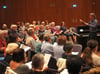 Sängerbund Friedrichshafen und der Ailinger Chor Klangvoll proben mit Eberhard Graf fürs gemeinsame Herbstkonzert.
