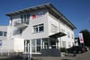 Bei einem Firmenbesuch informierten sich Roland Weinschenk, Shqipe Karagja und Ortsvorsteher Achim Strobel über das neu aufgestellte Unternehmen Jäckle & Ess System GmbH in Gaisbeuren.
