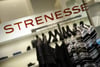  Der Schriftzug „Strenesse“ ist an der Schaufensterscheibe einer Filiale des Modeunternehmens in München (Bayern) zu sehen. Der Modehersteller aus Nördlingen hat erneut Insolvenz angemeldet.