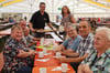 Das gibt‘s nur beim Leonhardsfest in Stödtlen. Bürgermeister Ralf Leinberger bedient mit seiner Frau Ulla die Senioren mit Kaffee und Kuchen.