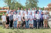  17 Abiturienten freuen sich an der Technischen Oberschule in Aalen über ihren Abschluss.