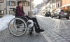  Kopfsteinpflaster in der Wangener Altstadt sieht zwar schön aus, ist aber für Rollstuhlfahrerin Ulrike Schleifer eine Qual.
