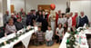 Feiern zusammen eine fröhliche Nikolausfeier: Junge und alte Menschen in den Lebensräumen für Jung und Alt in Kressbronn.