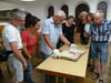  Der zur Archivgruppe gehörende Edgar Mink zeigte den Besuchern am Dienstag das aus dem Jahr 1593 stammende Wangener Jahrtagsbuch – natürlich mit weißen Handschuhen.