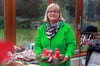 Die Schemmerhoferin Sigrid Schötz stellt seit vielen Jahren Adventskränze und anderen Weihnachtsschmuck her – dieses Jahr ist sie zum 21. Mal auf dem Adventsmarkt dabei.