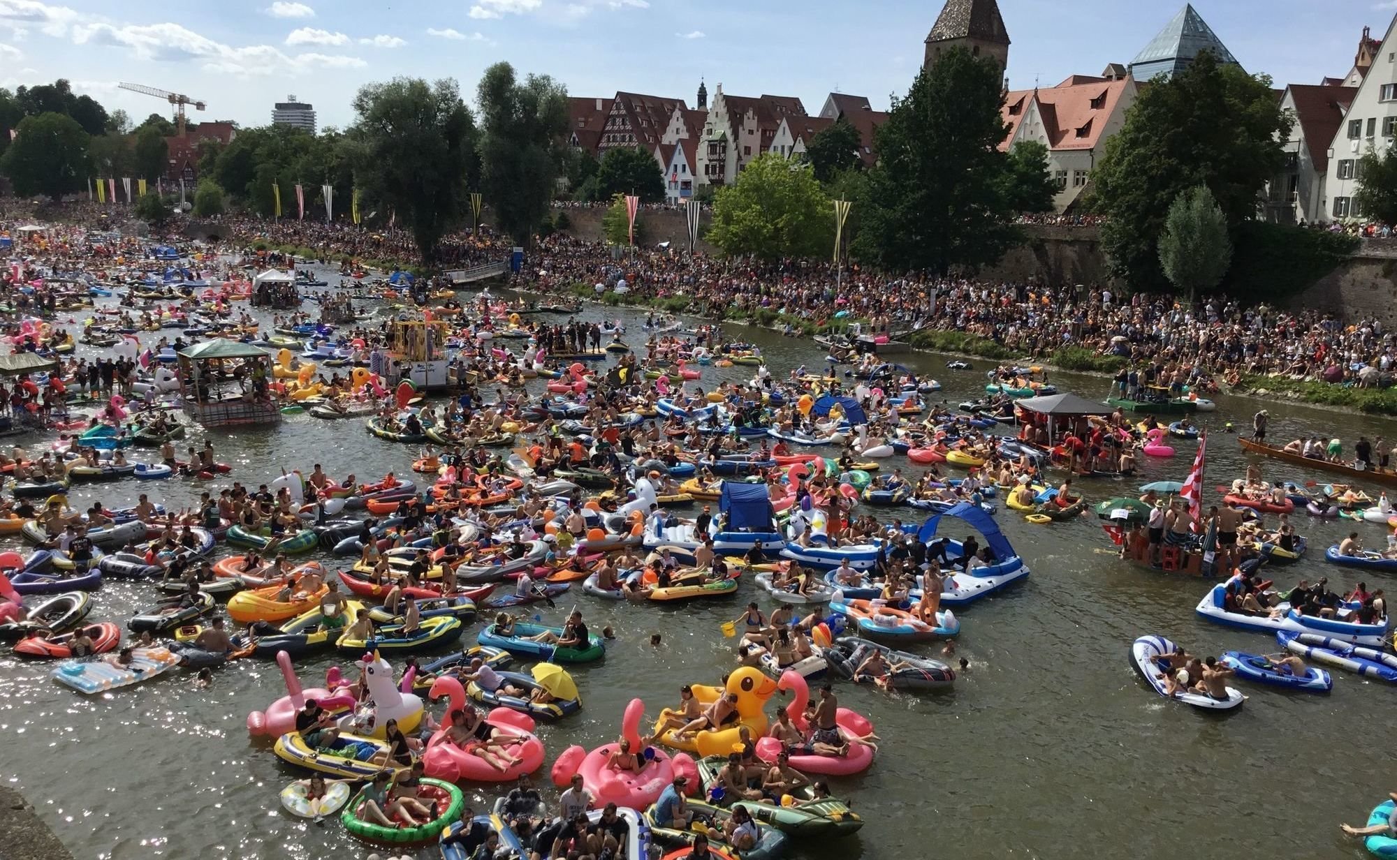 Im Stream Das Nabada am Schwörmontag auf der Donau in Ulm