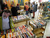  Beim Medienflohmarkt in der Pfullendorfer Stadtbücherei werden ausgeschiedene Bibliothekstitel und gut erhaltene Buchspenden angeboten.