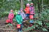 
 Markdorf will einen Waldkindergarten einrichten, wo die Kinder bei nahezu jedem Wetter in der Natur spielen. Das Foto zeigt Waldkindergartenkinder aus Ostrach.
