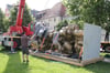  Die riesige Skulptur bei der Landung auf festem Boden am Tuttlinger Gerberufer.