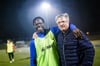 Kebba Manneh (l) zusammen mit dem 1. Vorsitzenden des SC Lauchringen, Thomas Kummer beim abendlichen Training auf dem Fußballplatz. 