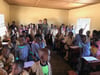  Sophie Baumbusch aus Ravensburg und Aminata Bah aus Meckenbeuren (hinten, Bildmitte) beim Besuch einer Schulklasse im westafrikanischen Guinea.