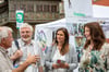 Zum Aktionstag der Mayors for Peace, dem Flagentag, informieren sich Ulrike Lorenz-Meyer, Claudia Halberkamp und Xaver Fichtl bei dem Vorsitzenden der Friedensregion Bodensee (von rechts).