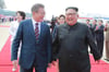 Bester Laune: Südkoreas Moon Jae-in (li.) und Nordkoreas Kim Jong-un. Dahinter die beiden Ehefrauen.