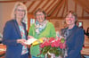  Beatrice Strauch dankt Susanne Scheffel für 20 Jahre engagierte Mitarbeit in der Aktionsgemeinschaft, Lucie Fieber von Markdorf Marketing dankt mit Blumen.