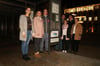  Sechs Studenten und Professorin Wibke Heidig untersuchen den SIG-Bus, der abends ab 19 Uhr ab dem Leopoldplatz verkehrt.